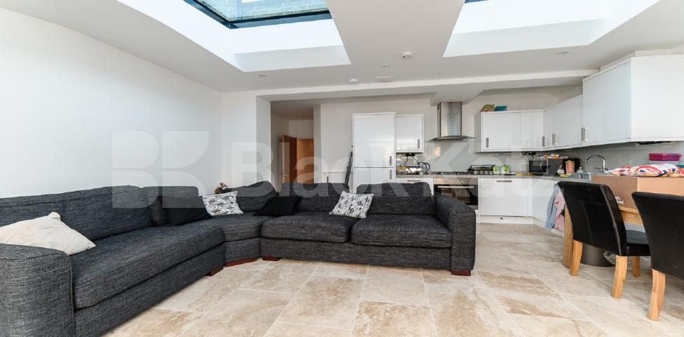 			LET , 3 Bedroom, 2 bath, 1 reception Apartment			 Pretoria Road, Streatham 